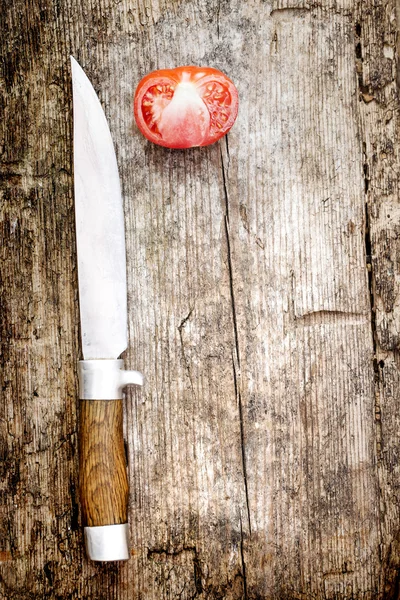 Knife and tomato — Stock Photo, Image