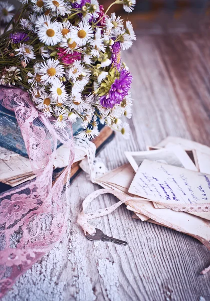 Books, flowers and key — Stock Photo, Image