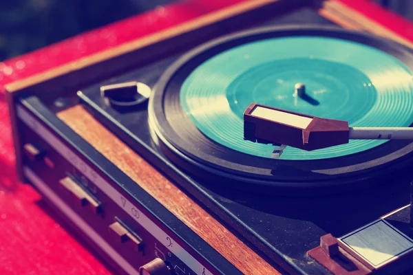Gamla vintage skivspelare med vinyl. — Stockfoto