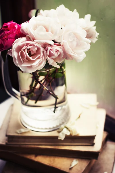 Beautiful roses in vase — Stock Photo, Image