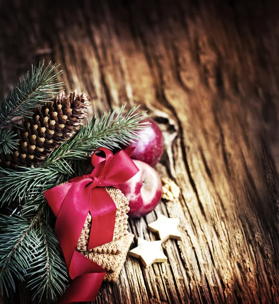 Рождественское печенье и яблоки — стоковое фото