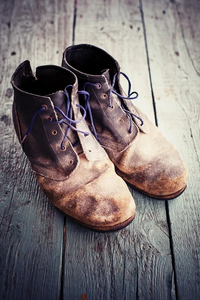 Staré špinavé kovbojské boty — Stock fotografie