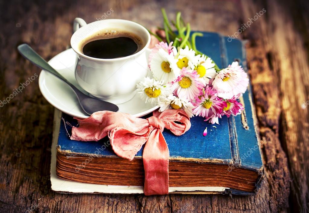 Bir fincan sıcak kahve, çiçekler ve kitap — Stok Foto © avgustin 57443105