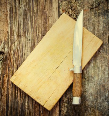 Tahta masadaki bıçak.