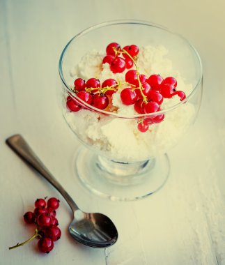 Berry ve krem peynir ile katmanlı tatlı