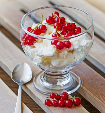 Berry ve krem peynir ile katmanlı tatlı