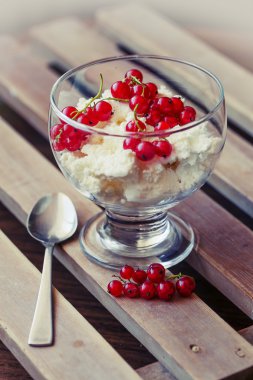 Berry ve krem peynir ile katmanlı tatlı