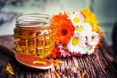 Taze bal ve çiçekler