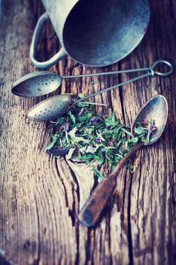 Kır çiçekleri ile bitkisel çay