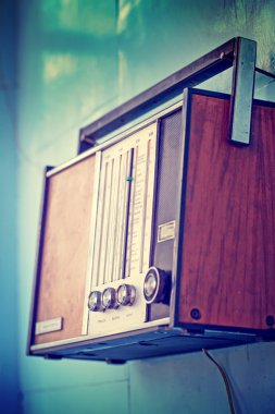 Duvarın üzerinden eski vintage radyo