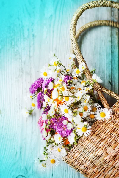 Flores en la cesta — Foto de Stock