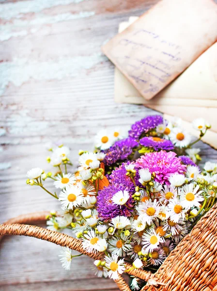 古い手紙が付いているバスケットの花 — ストック写真