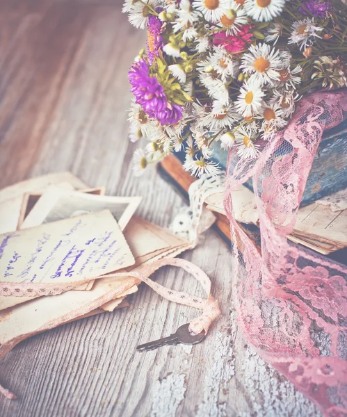 Books, flowers and key — Stock Photo, Image