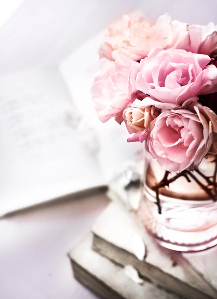 Belles roses en vase — Photo