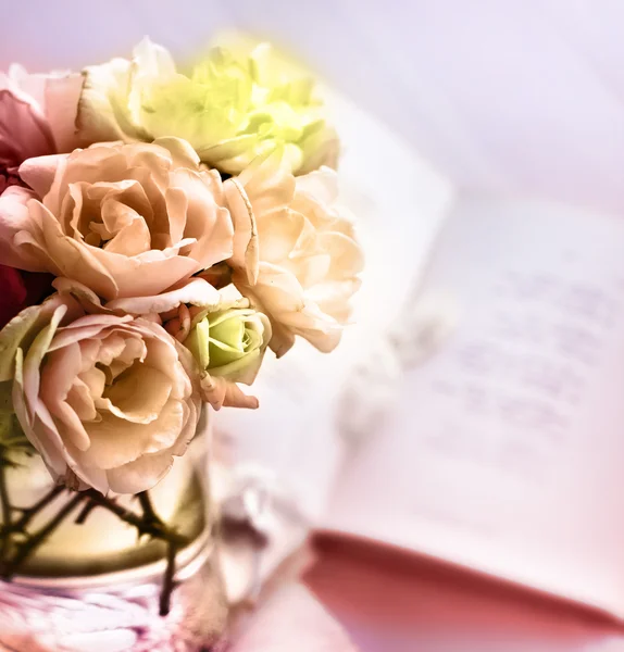 Schöne Rosen in der Vase — Stockfoto