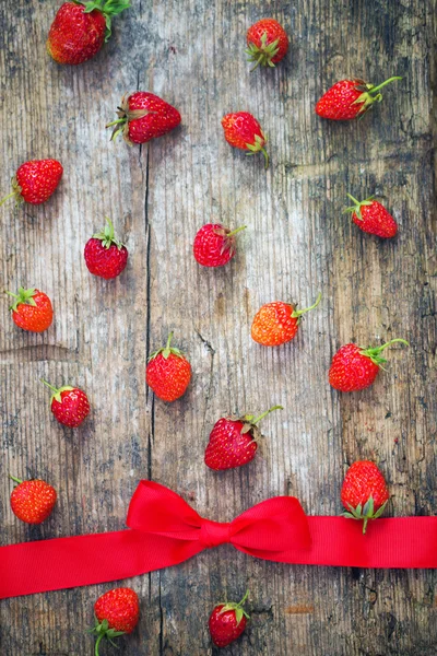 Aardbeien op houten tafel — Stockfoto