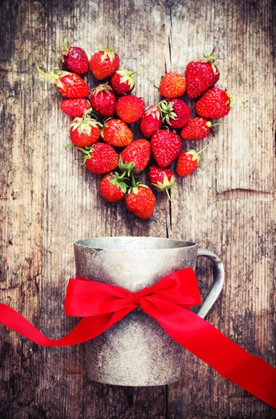 Strawberries with vintage cup — Stock Photo, Image