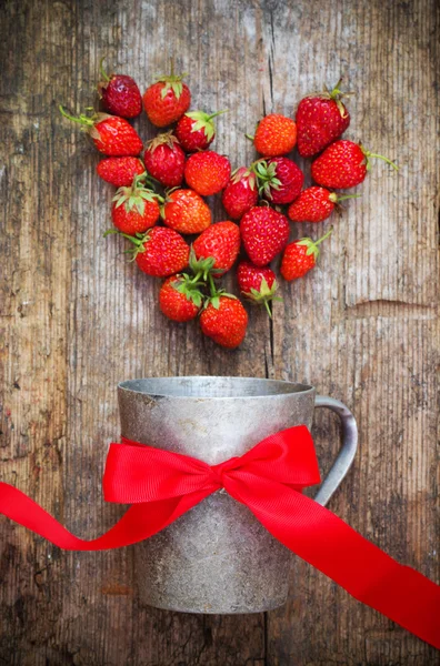 Aardbeien met vintage cup — Stockfoto