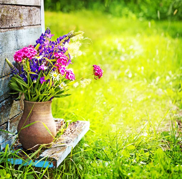 Μπουκέτο με λουλούδια κήπου — Φωτογραφία Αρχείου