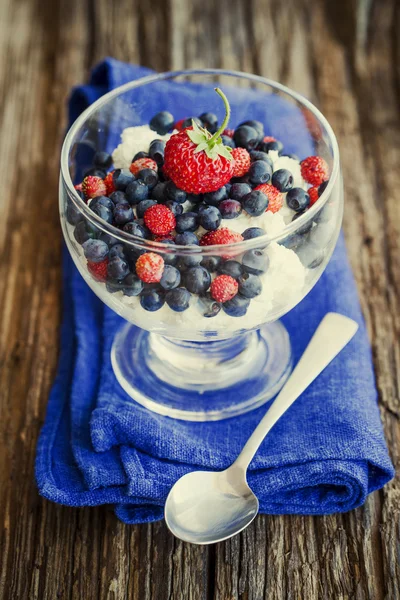 Sobremesa de baga com sorvete — Fotografia de Stock