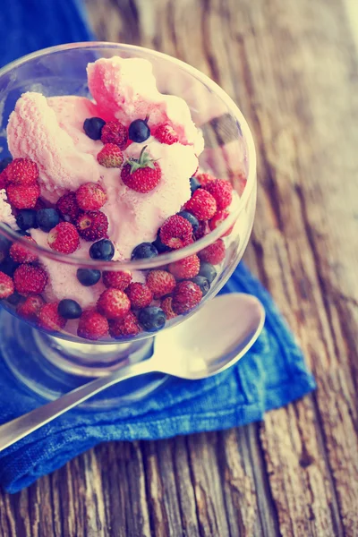 Berry dessert met ijs — Stockfoto