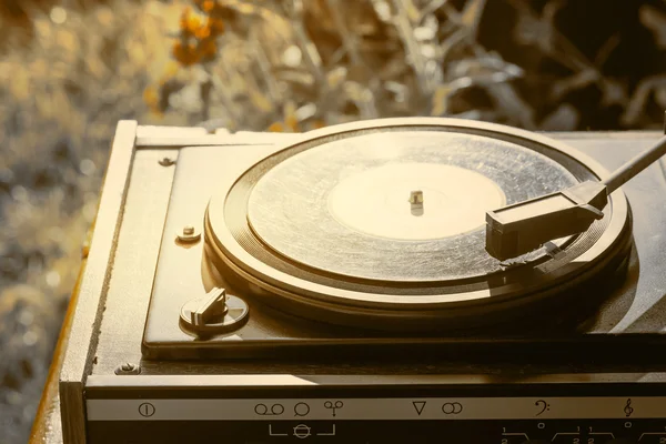 Old vintage turntable with vinyl. — Stock Photo, Image