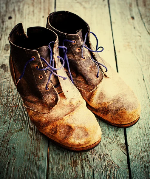 Viejas botas de vaquero sucias — Foto de Stock