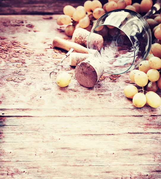 Background with grapes and corks — Stock Photo, Image