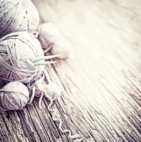 Aiguilles et fils à tricoter vintage — Photo