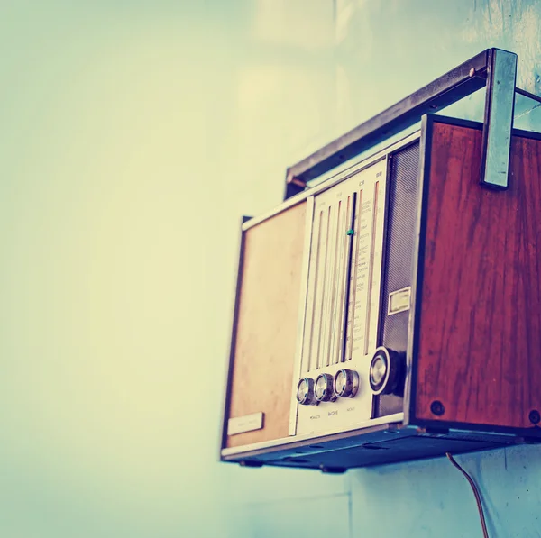 Oude vintage radio over muur — Stockfoto