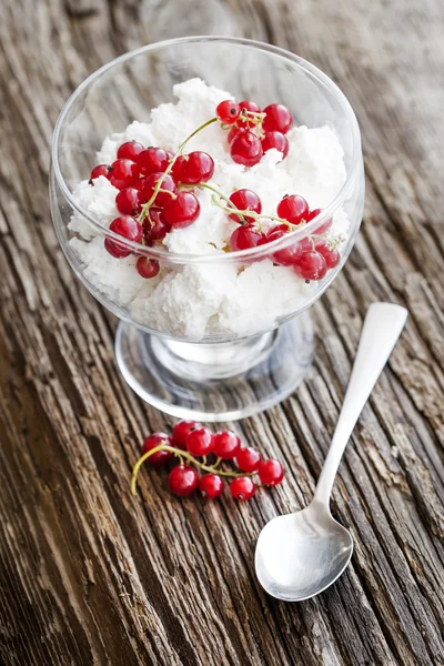 Bacche fresche miste e yogurt — Foto Stock