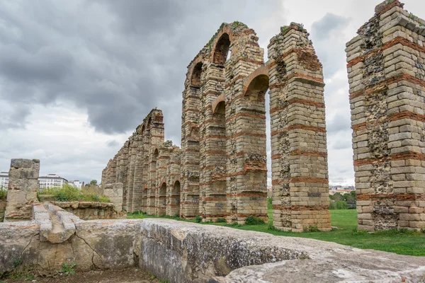 Perspektywa akweduktu cudów w Mérida, Spain, Unesco — Zdjęcie stockowe