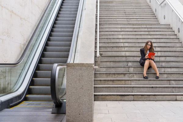 Merdivenlerden scalator tablet ile yanında çalışan kadın ofis
