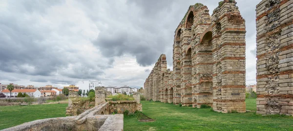 Veduta panoramica dell'acquedotto dei Miracoli a Merida, Spagna — Foto Stock