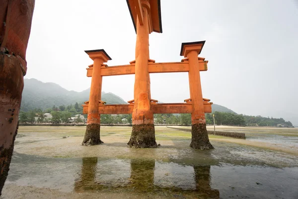 Poza pływające Torii Brama w mieście Miyajima, Japonia — Zdjęcie stockowe