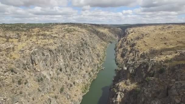 Luchtfoto uitzicht over canyon — Stockvideo