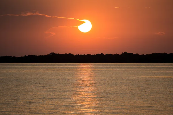 Amazon nehri nde Günbatımı — Stok fotoğraf