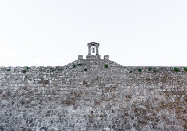 Bell duvar üstüne