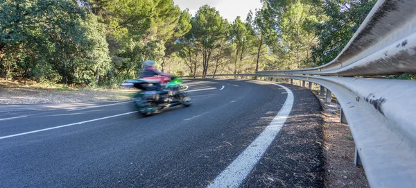 Suddig motorcykel på kurvan — Stockfoto