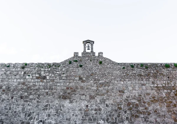 Campana encima de la pared —  Fotos de Stock