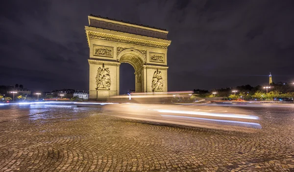 Arc de Triomphe and blurred traffic at night — Stock Photo, Image