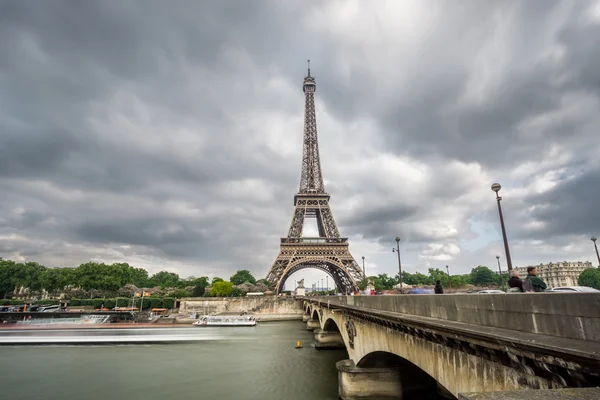 La Tour Eiffel et la rivière à senne à Paris, France — Photo