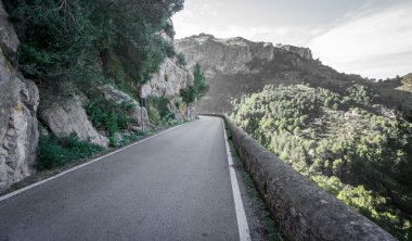 Dağ yolu ile arka plan bulanık