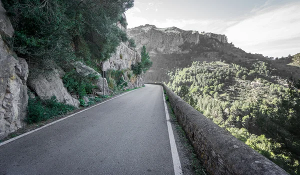 背景をぼかした写真と山の道路 — ストック写真