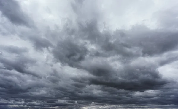 Cloudy sky, close storm — Stock Photo, Image