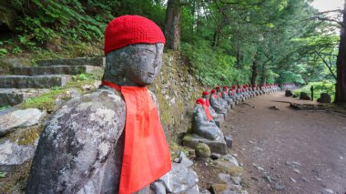Perspektif Görünümü, yosun kaplı Nikko Jizo heykelleri