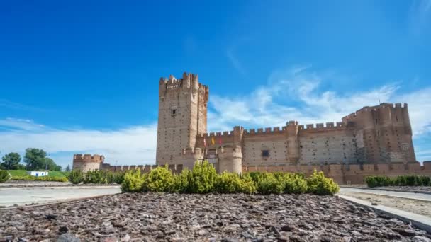 Cámara deslizante lapso de tiempo de entrada al Castillo de La Mota — Vídeos de Stock