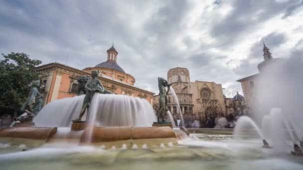 Neptuno fountain time lapse with blurred people — Stock Video