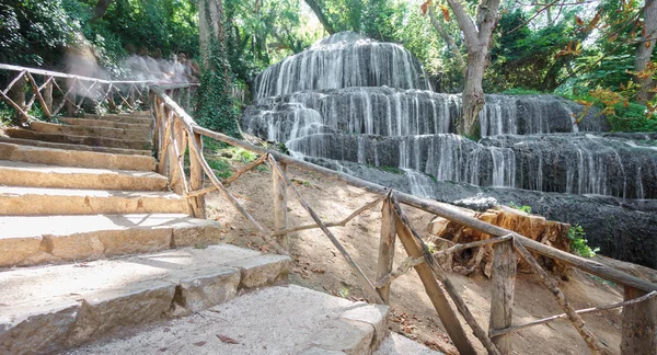 Тривалого впливу водоспад і відслідковувати в Monasterio de Piedra — стокове фото