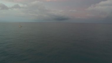 Uçan gemi ile deniz üzerinde